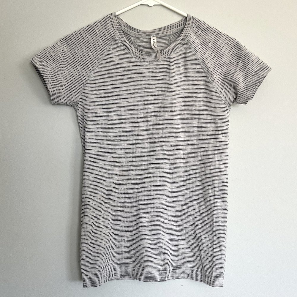Athleta In Motion Seamless Tee T-Shirt, grey size Small